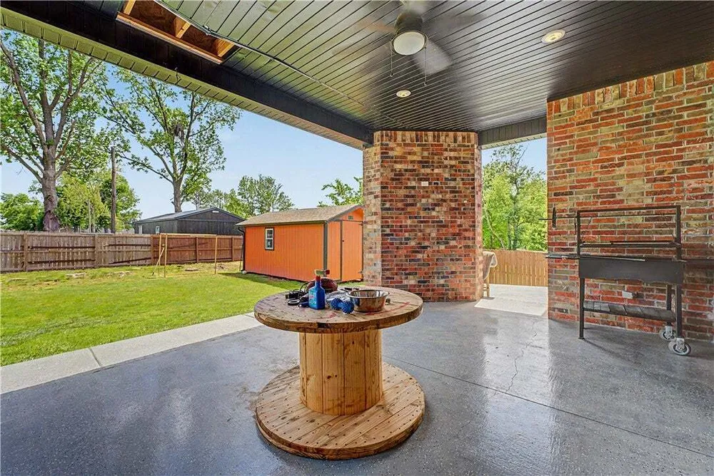 1123 S 13th St, Rogers, AR 72758