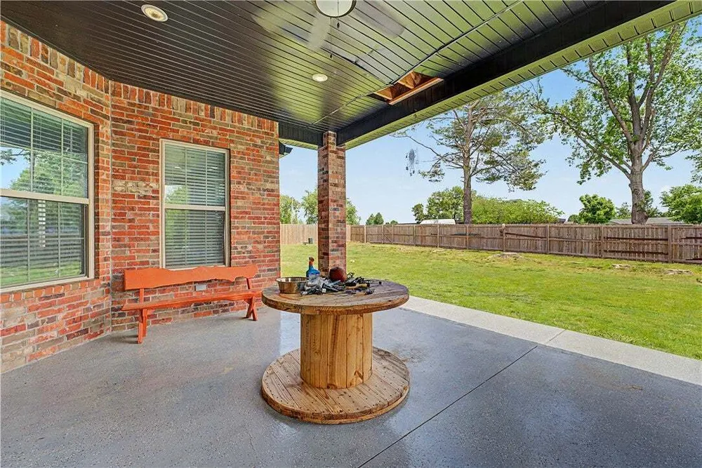 1123 S 13th St, Rogers, AR 72758