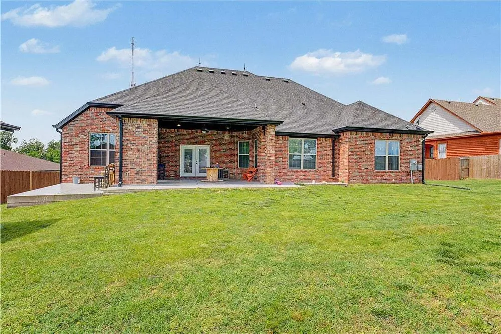 1123 S 13th St, Rogers, AR 72758