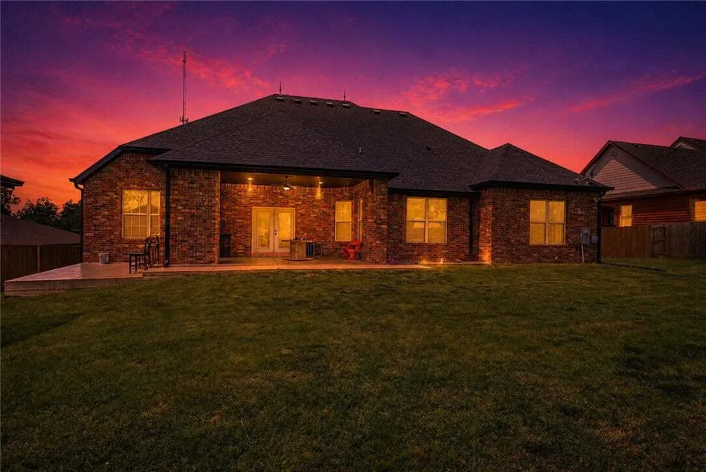 1123 S 13th St, Rogers, AR 72758