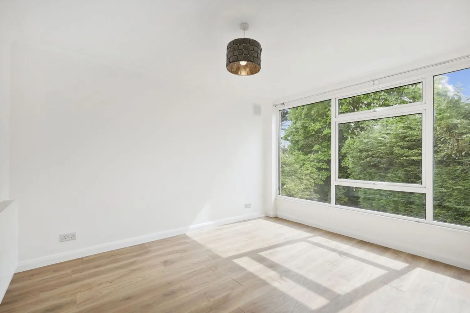 Queens Road, Weybridge, KT13 photo 2