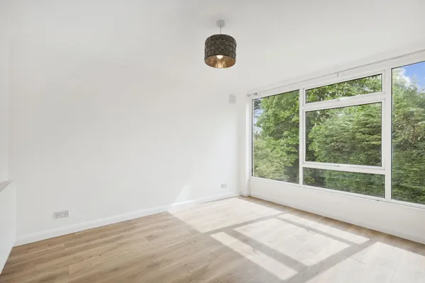 Queens Road, Weybridge, KT13 photo 2