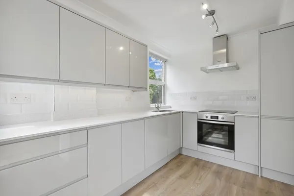 Queens Road, Weybridge, KT13 photo 3