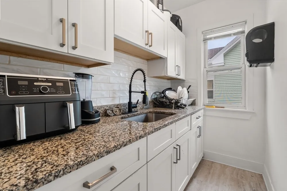 252 Shaw St, Lowell, MA 01851
