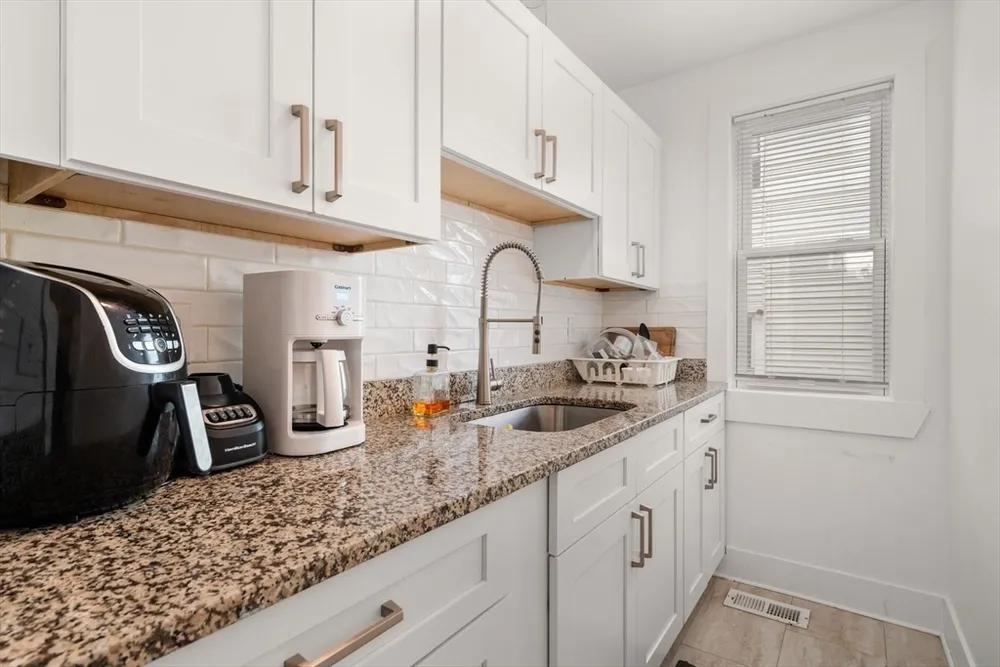 252 Shaw St, Lowell, MA 01851
