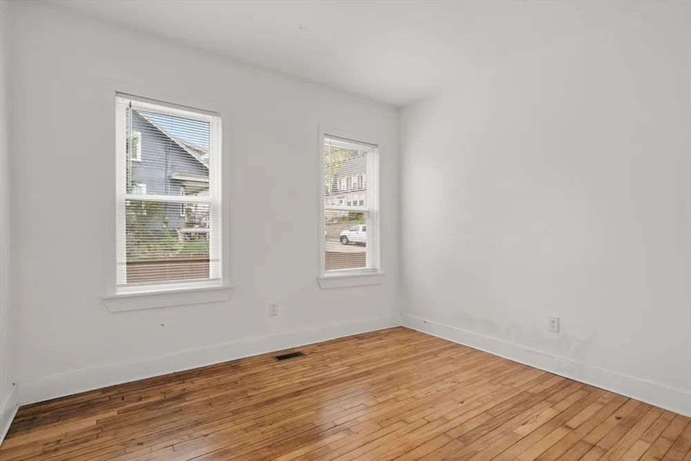 252 Shaw St, Lowell, MA 01851