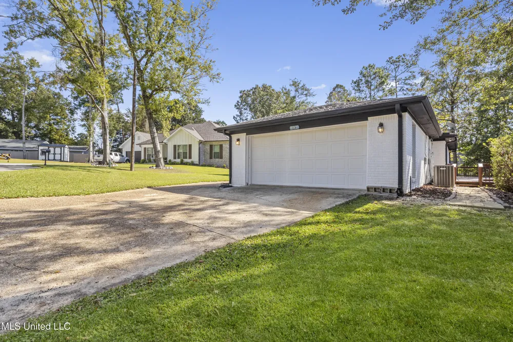 682 Auahi Pl, Diamondhead, MS 39525
