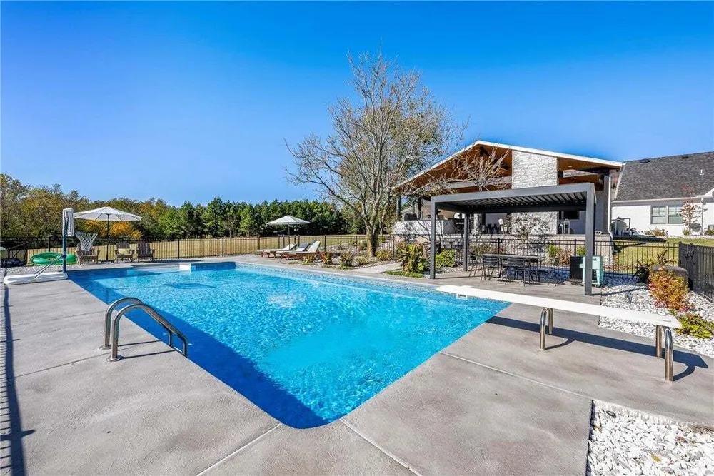 1913 Haxton Ln, Cave Springs, AR 72713