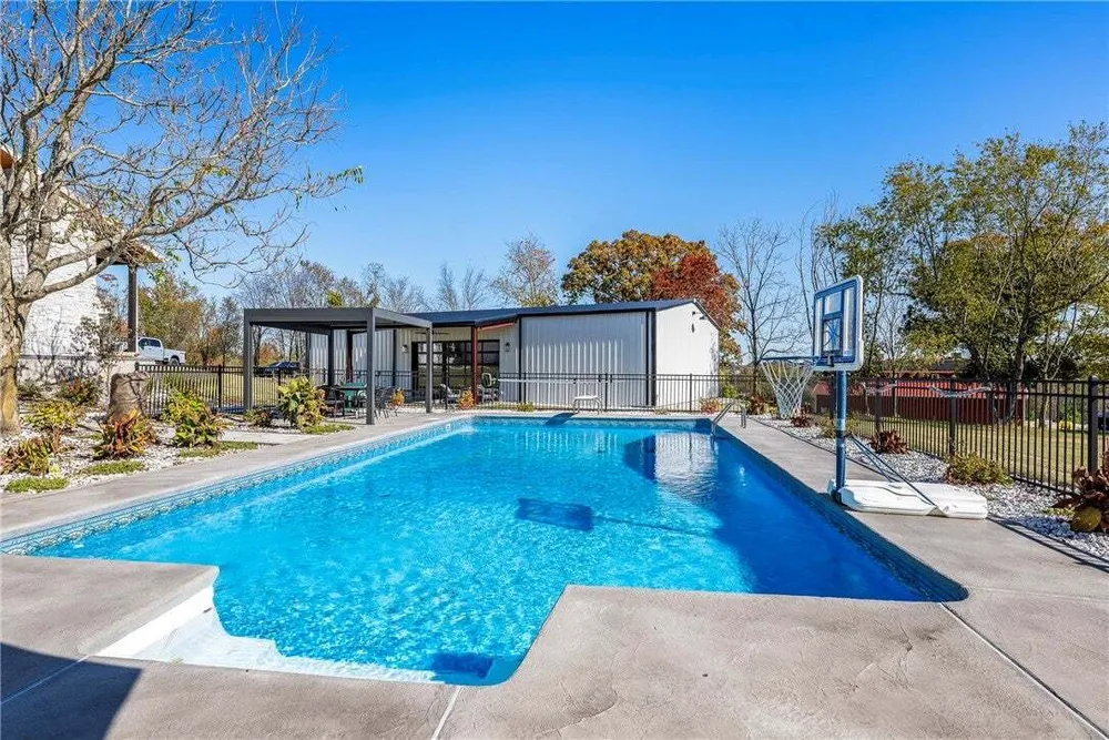 1913 Haxton Ln, Cave Springs, AR 72713