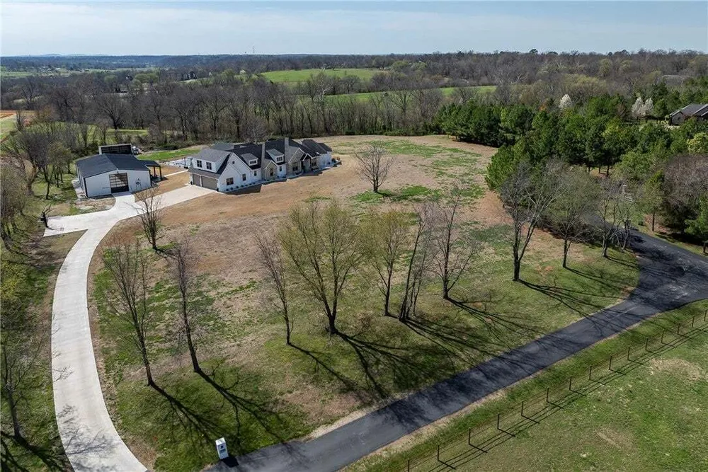 1913 Haxton Ln, Cave Springs, AR 72713