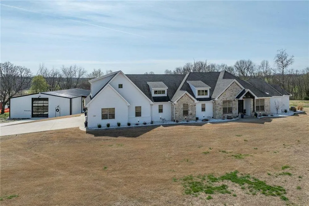 1913 Haxton Ln, Cave Springs, AR 72713