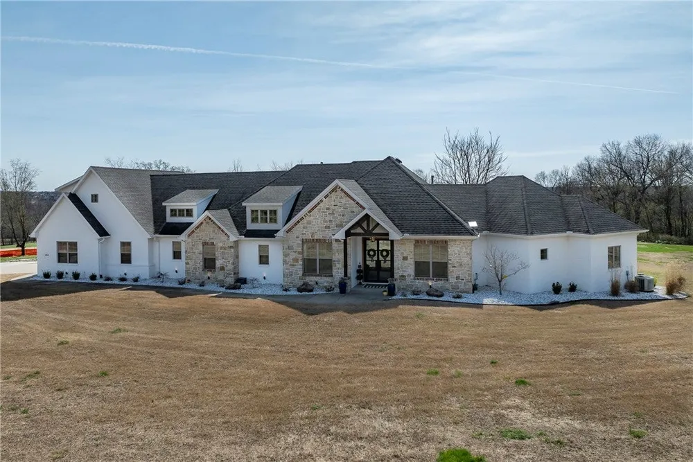 1913 Haxton Ln, Cave Springs, AR 72713