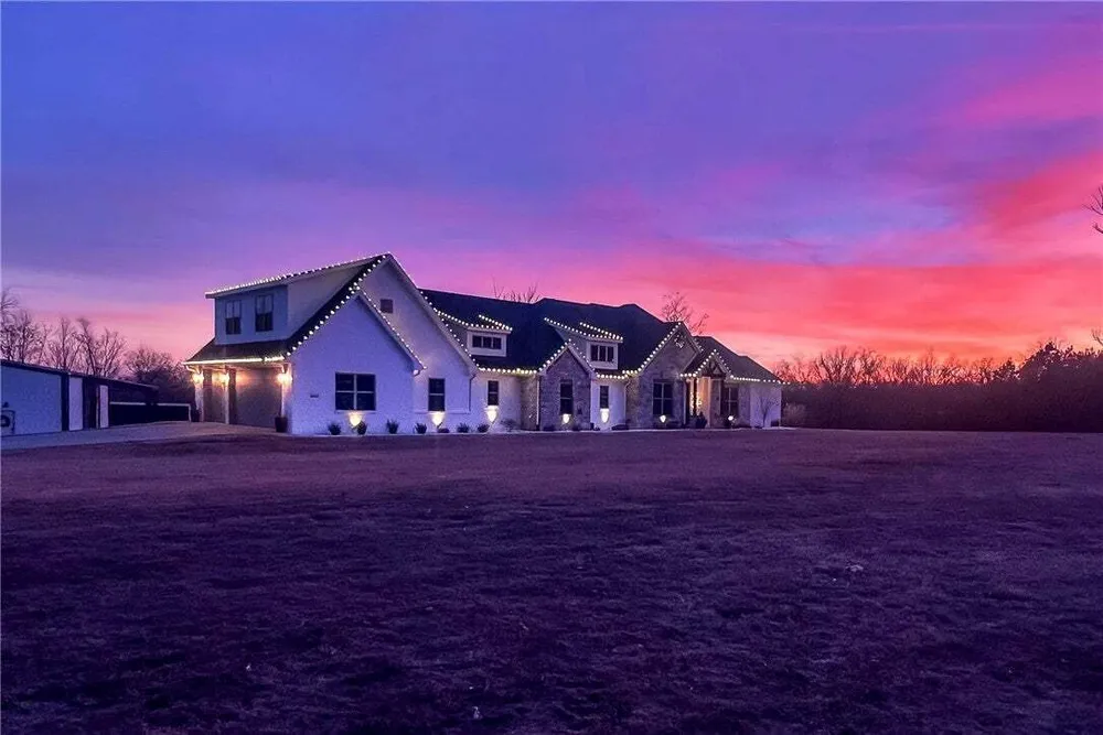 1913 Haxton Ln, Cave Springs, AR 72713