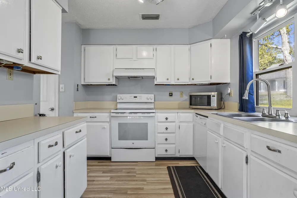 682 Auahi Pl, Diamondhead, MS 39525