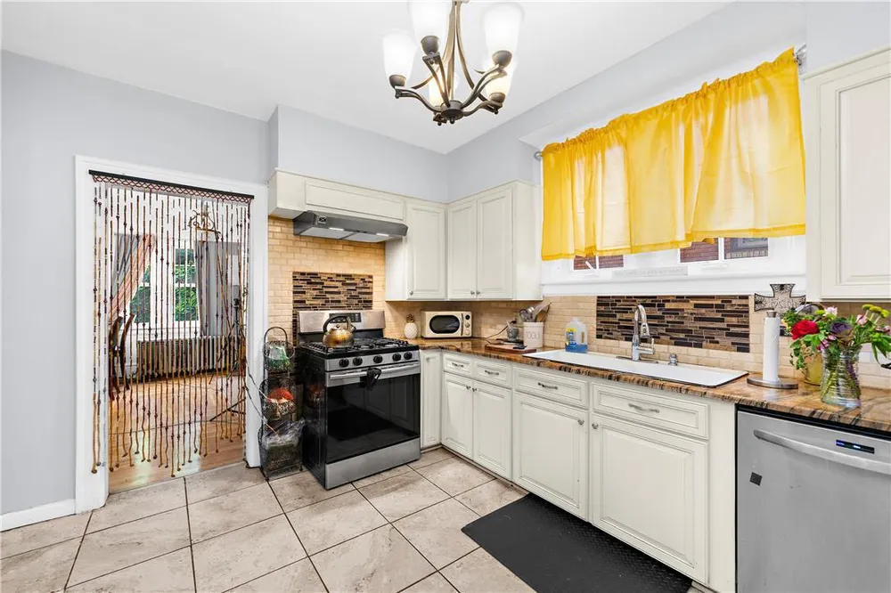 2055 Ferry St, Wilson, PA 18042