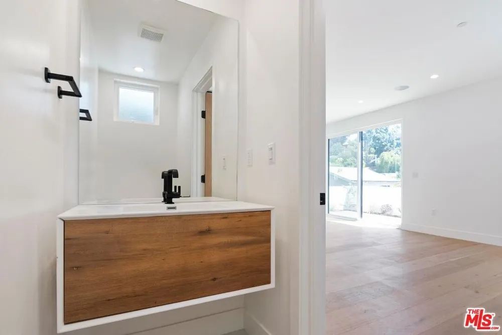 1903 Lake Shore Ave, Silver Lake, CA 90039
