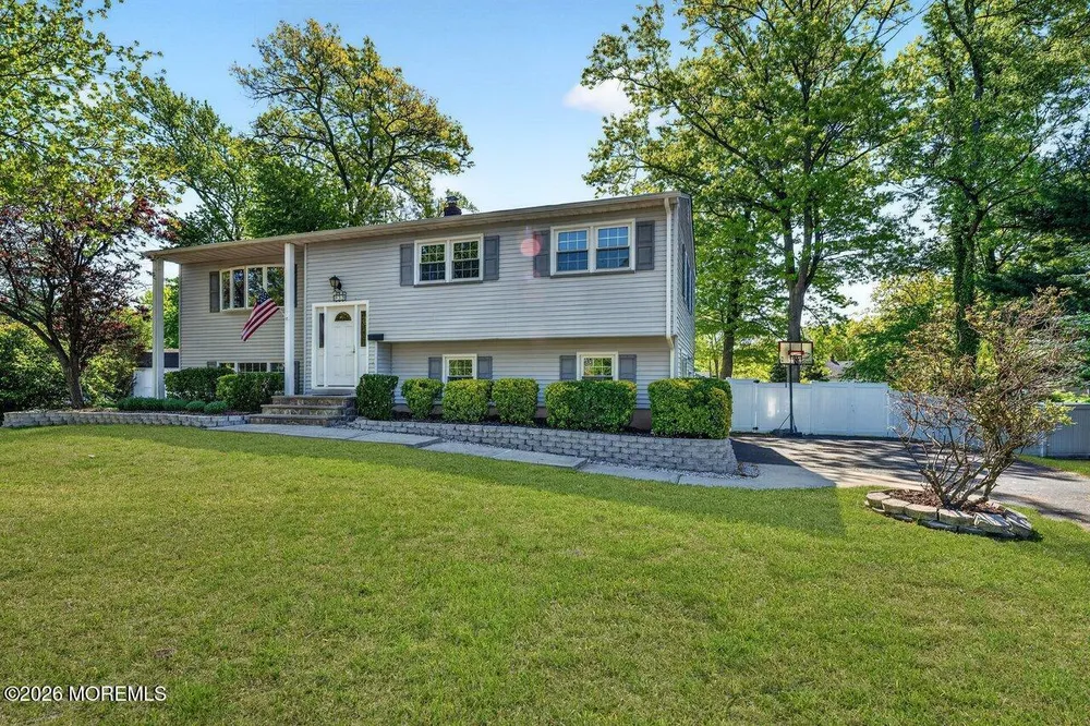 33 Bayberry Ln, Middletown, NJ 07748