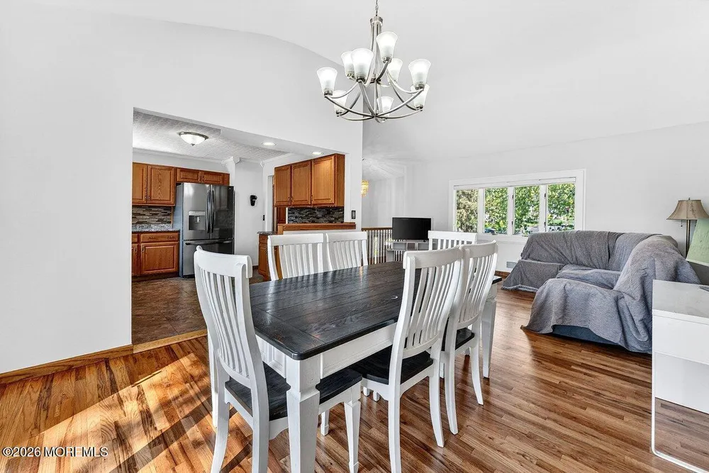 33 Bayberry Ln, Middletown, NJ 07748
