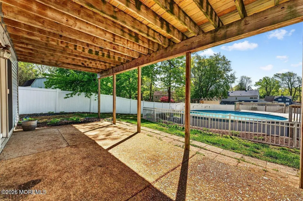 33 Bayberry Ln, Middletown, NJ 07748