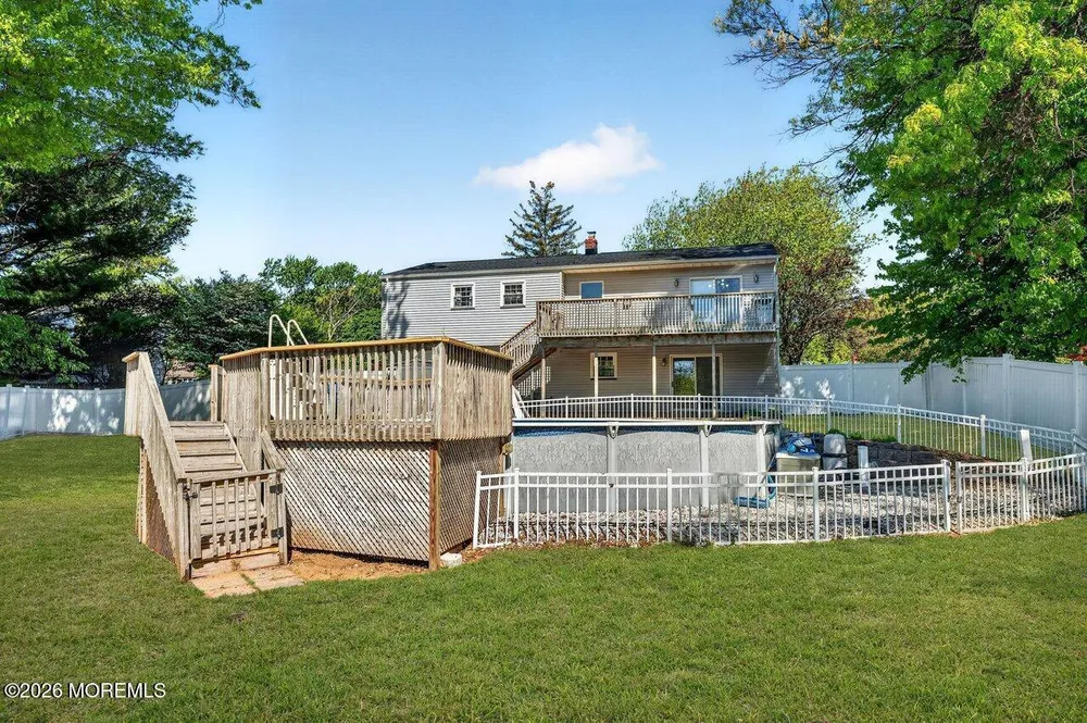 33 Bayberry Ln, Middletown, NJ 07748