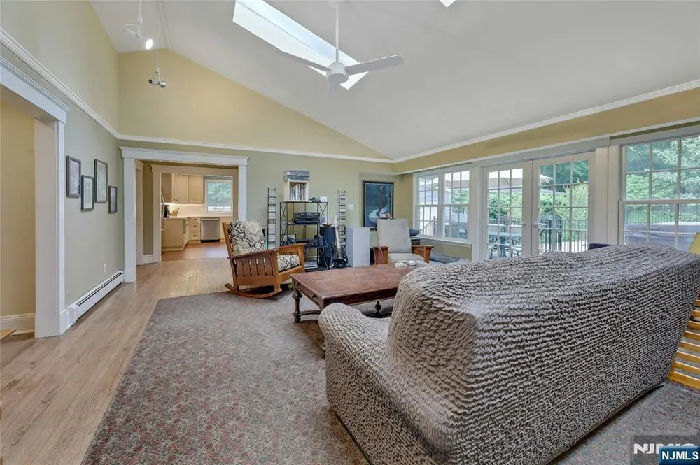 283 Summit St, Norwood, NJ 07648