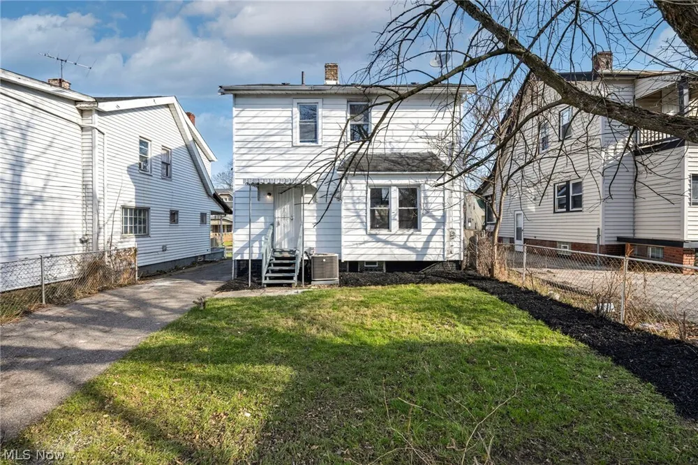 13620 S Parkway Dr, Garfield Heights, OH 44105