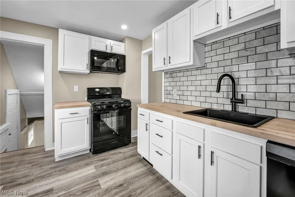 13620 S Parkway Dr, Garfield Heights, OH 44105