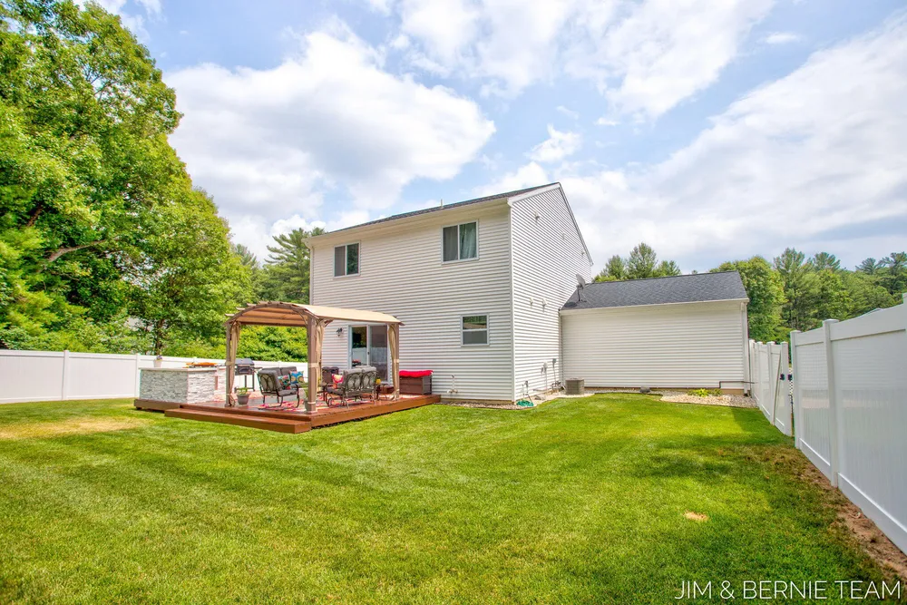 1692 Ryanswood Dr, Allegan, MI 49010