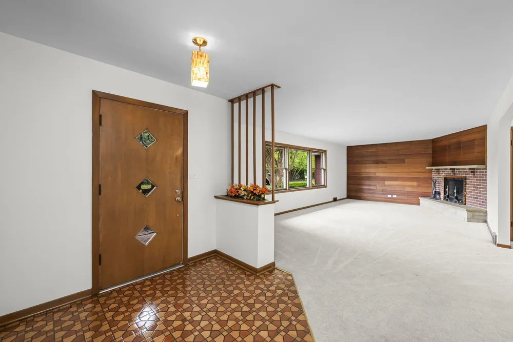 412 W Camp McDonald Rd, Prospect Heights, IL 60070