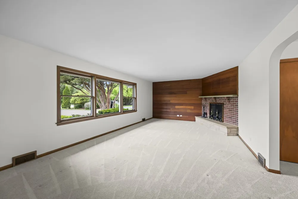 412 W Camp McDonald Rd, Prospect Heights, IL 60070