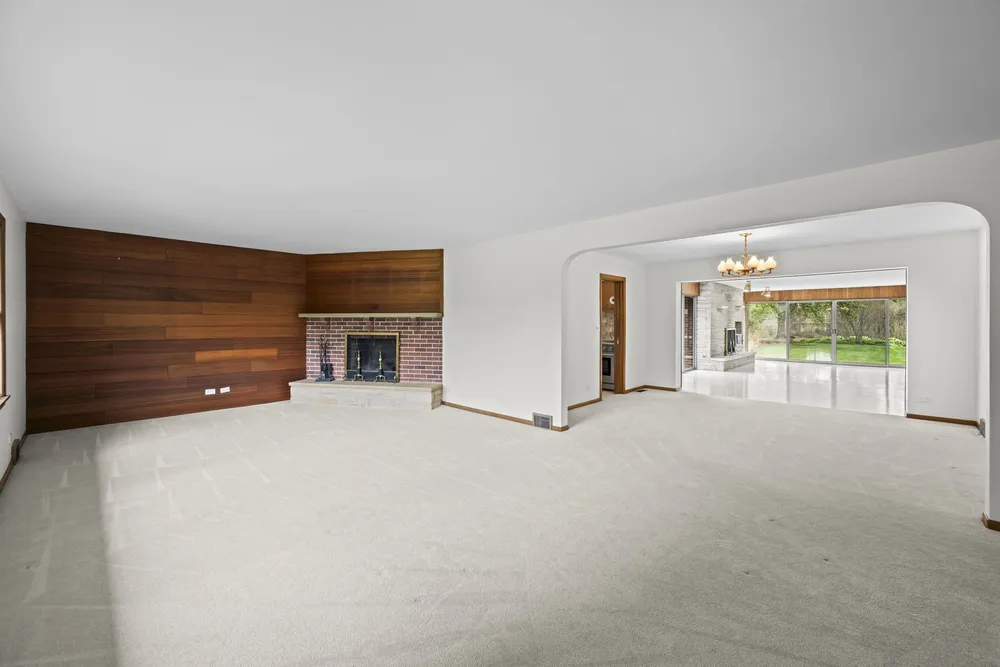 412 W Camp McDonald Rd, Prospect Heights, IL 60070