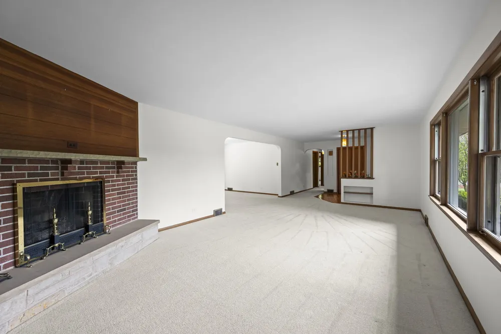 412 W Camp McDonald Rd, Prospect Heights, IL 60070
