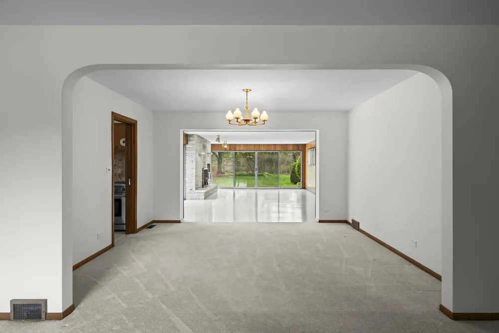 412 W Camp McDonald Rd, Prospect Heights, IL 60070