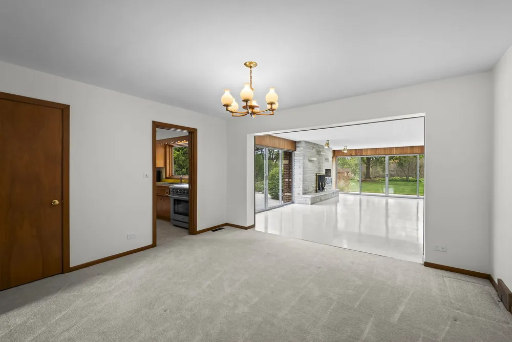 412 W Camp McDonald Rd, Prospect Heights, IL 60070