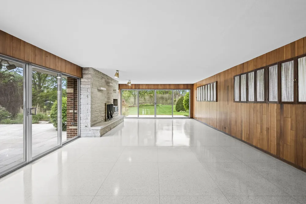 412 W Camp McDonald Rd, Prospect Heights, IL 60070