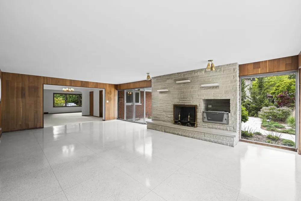 412 W Camp McDonald Rd, Prospect Heights, IL 60070