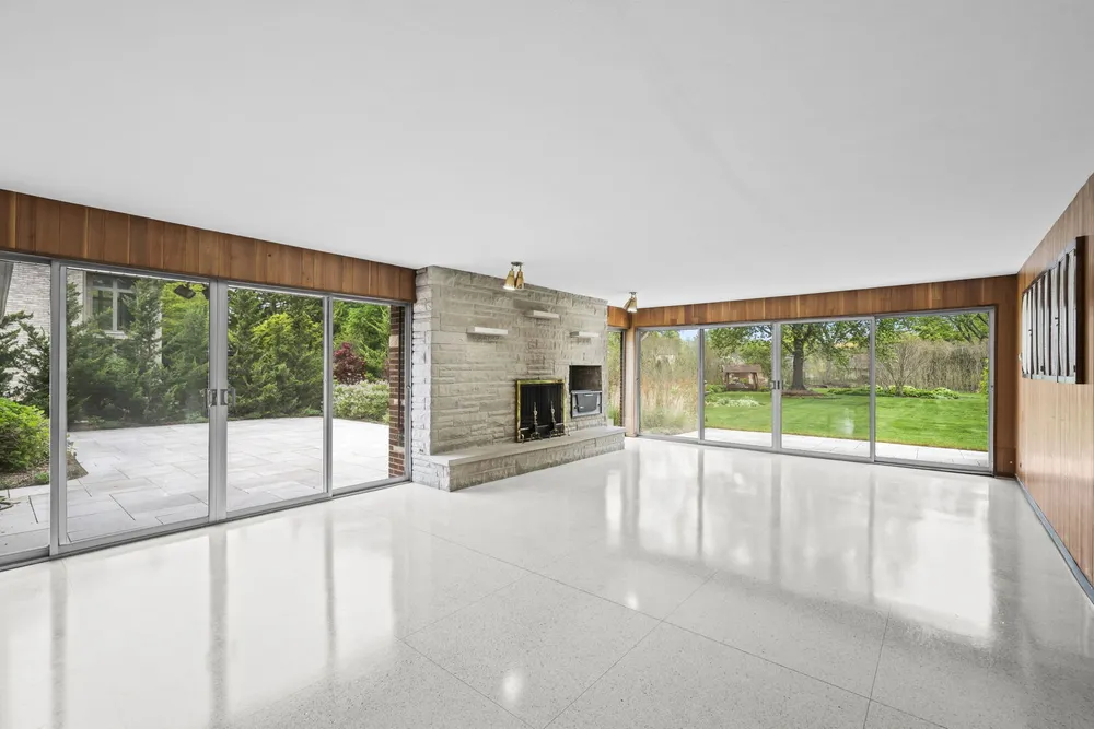 412 W Camp McDonald Rd, Prospect Heights, IL 60070