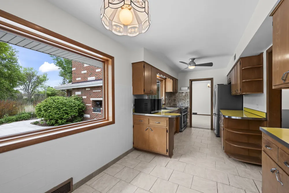 412 W Camp McDonald Rd, Prospect Heights, IL 60070