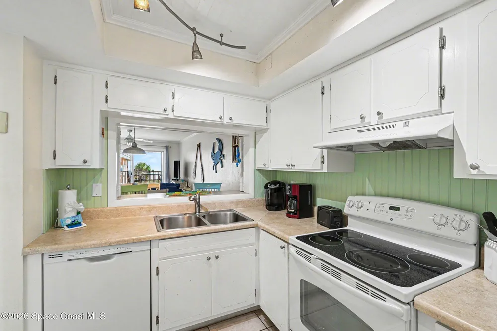 15 Sunflower St, Cocoa Beach, FL 32931