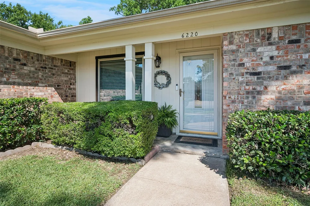 6220 Sandra Dr, Fort Worth, TX 76133