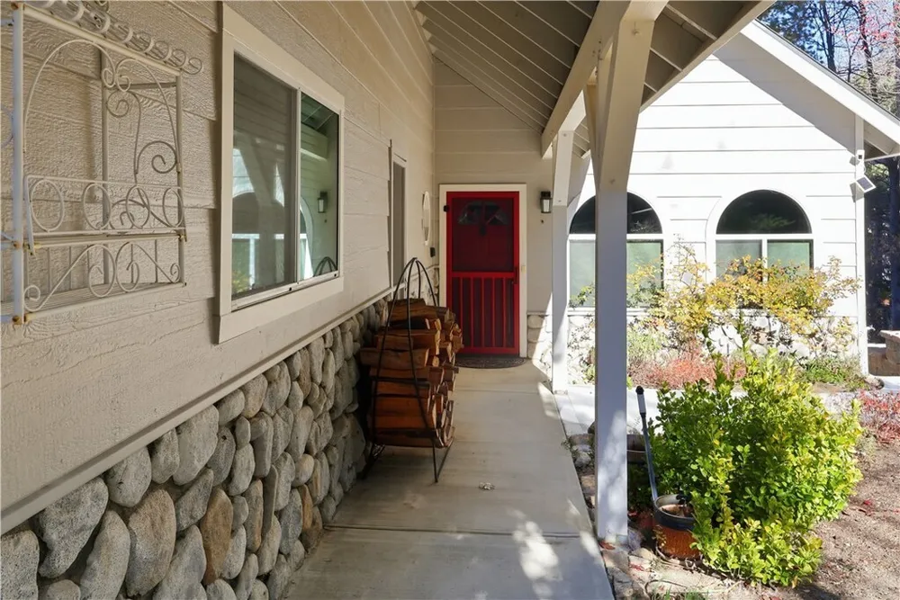 174 Golf Course Rd, Lake Arrowhead, CA 92352