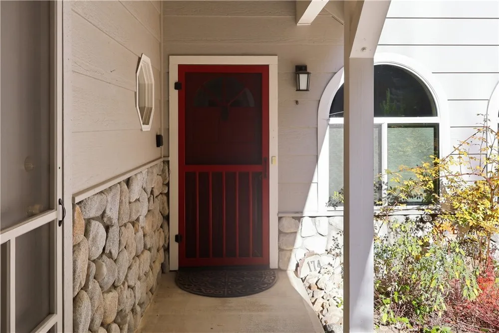 174 Golf Course Rd, Lake Arrowhead, CA 92352