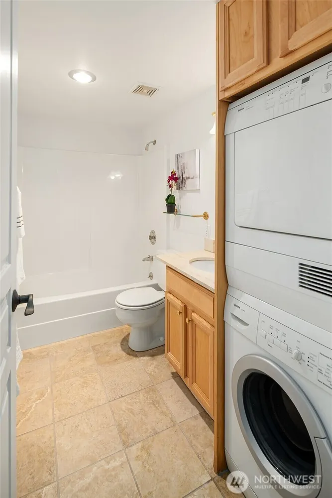 9909 NE 1st St, Bellevue, WA 98004