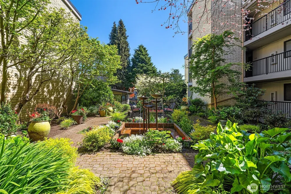 9909 NE 1st St, Bellevue, WA 98004