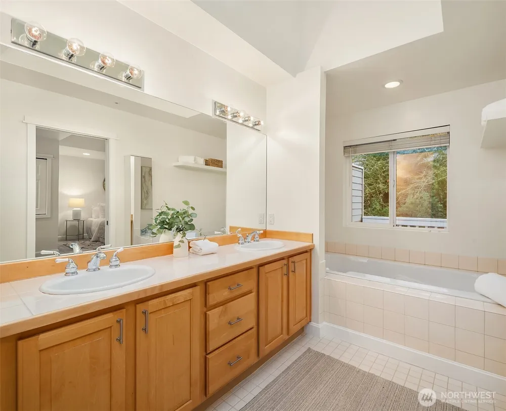 10007 NE 37th Ct, Kirkland, WA 98033