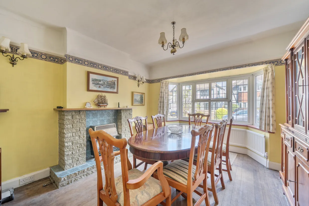Squirrels Way, Epsom, KT18 photo 5