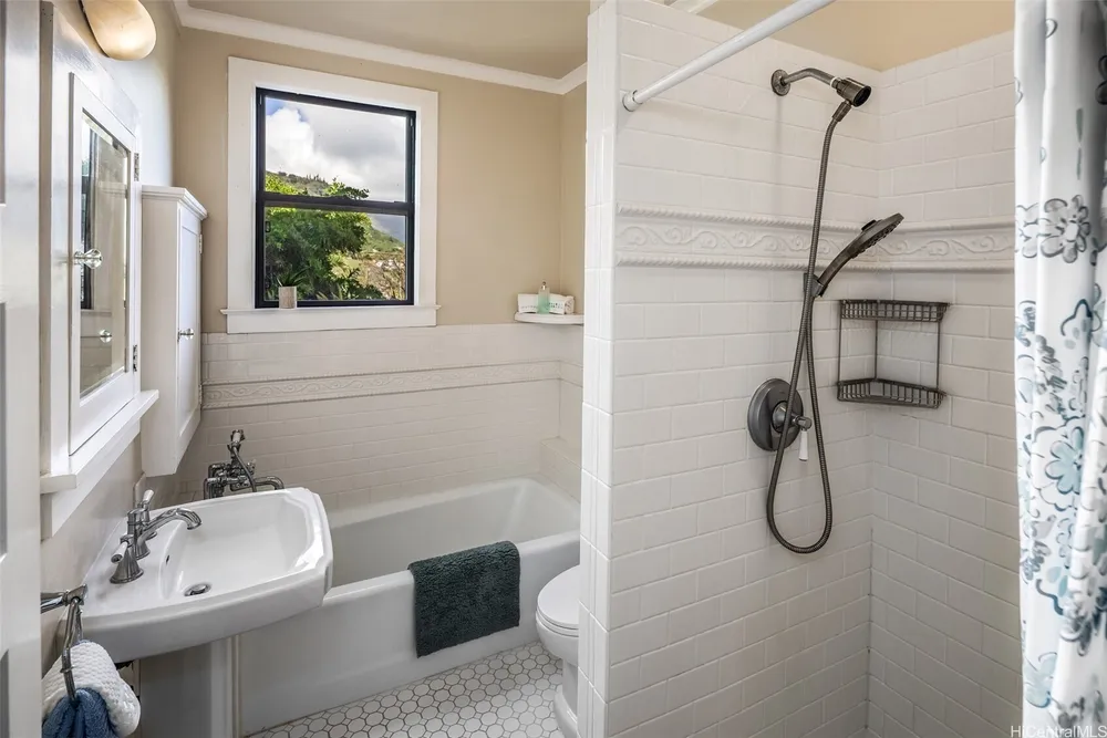 2110 Kakela Pl, Honolulu, HI 96822