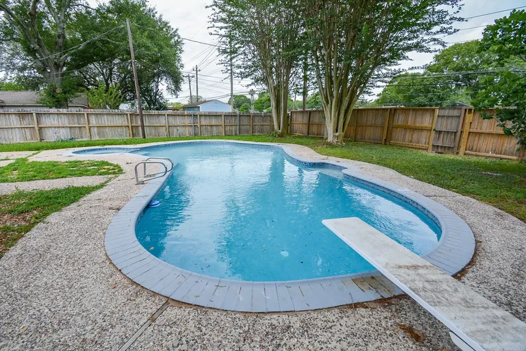 6042 Willowbend Boulevard, Houston, TX 77096-4731