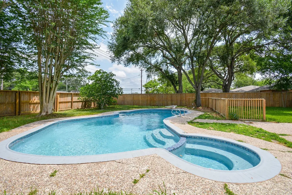 6042 Willowbend Boulevard, Houston, TX 77096-4731