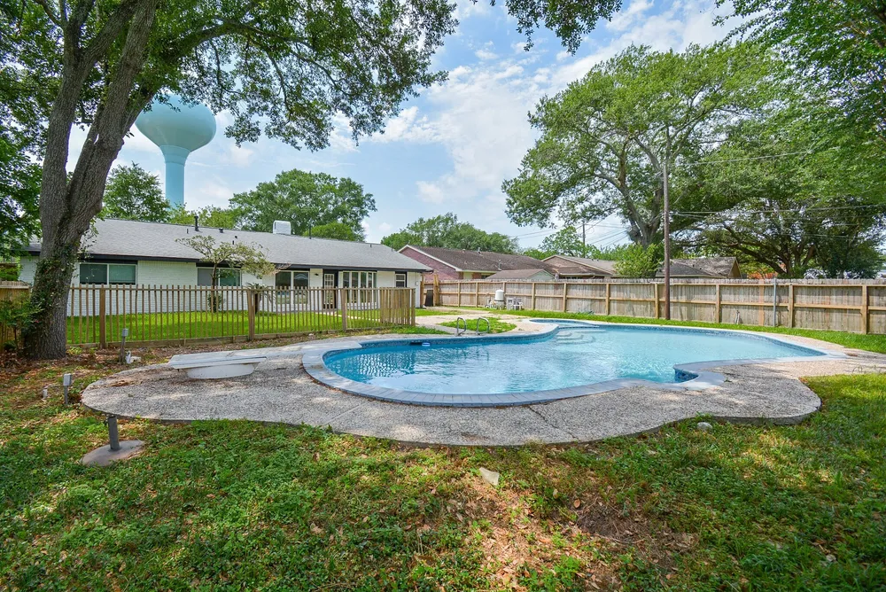 6042 Willowbend Boulevard, Houston, TX 77096-4731